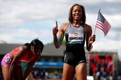 Běžkyně Sanya Richards-Rossová slaví vítězství v závodě na 400 metrů na americké olympijské kvalifikaci v Eugene 2012.