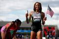 Běžkyně Sanya Richards-Rossová slaví vítězství v závodě na 400 metrů na americké olympijské kvalifikaci v Eugene 2012.