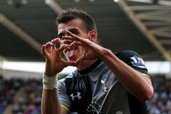 Gareth Bale se raduje z branky v síti Readingu