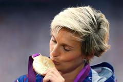 Česká oštěpařka Barbora Špotáková se raduje ze zlaté medaile na OH 2012 v Londýně.