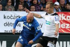 Jiří Štajner obchází Daniela Koláře v utkání Liberec - Plzeň