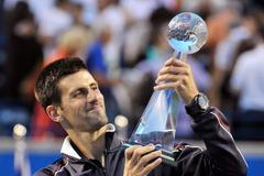 Novak Djokovič s trofejí pro vítěze Rogers Cupu
