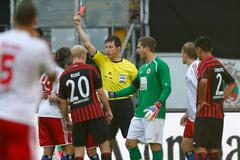 Petr Jiráček dostává červenou kartu ve Freiburgu (Wolfgang Stark)