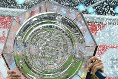 Fotbalista Alexandar Kolarov slaví vítězství anglického superpoháru Community Shield 2012 mezi Manchesterem City a Chelsea.