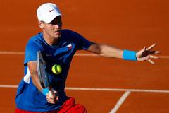 Český tenista Tomáš Berdych v prvním semifinálovém utkání Davis Cupu 2012 s Argentincem Juanem Mónacem.