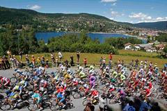 Cyklisté během sedmé etapy Tour de France 2012.