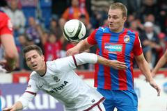 Fotbalista Plzně Jakub Hora (vporavo) v souboji s Davidem Pavelkou v utkání se Spartou Praha v sedmém kole Gambrinus ligy 2012/13.