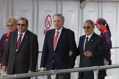 Prezident MOV Jacques Rogge přichází na střelby ze vzduchových pušek na 10 metrů během OH 2012 v Londýně.