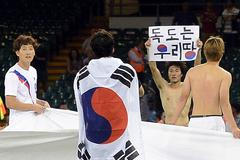 Korejský fotbalista Pak Čong-U s kontroverzním nápisem