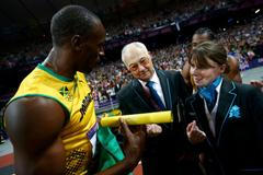 Jamajský sprinter Usain Bolt se raduje z vítězství a světového rekordu ve štafetě 4x100 metrů na OH 2012 v Londýně.