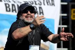 Argentinská fotbalová legenda Diego Maradona fandí Juanu Mónacovi v prvním semifinálovém utkání Davis Cupu 2012 s Čechem Tomášem Berdychem.