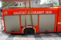 V centru Ostravy se do země propadlo hasičské auto