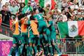 Radost fotbalistů Mexika ve finálovém utkání s Brazílií ve finále OH