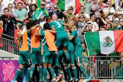 Radost fotbalistů Mexika ve finálovém utkání s Brazílií ve finále OH