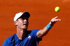 Český tenista Tomáš Berdych v prvním semifinálovém utkání Davis Cupu 2012 s Argentincem Juanem Mónacem.
