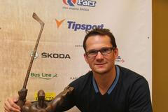 Český hokejista Patrik Eliáš si přebírá Zlatou hokejku za sezónu 2011/12 na tiskové konferenci po příletu do Prahy.