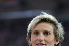 Česká oštěpařka Barbora Špotáková pózuje se zlatou medailí na OH 2012 v Londýně.