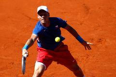 Český tenista Tomáš Berdych v prvním semifinálovém utkání Davis Cupu 2012 s Argentincem Juanem Mónacem.