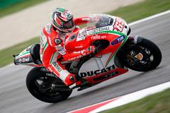 Americký motocyklista Nicky Hayden na Ducati během tréninku Velké ceny San Marina 2012 v MotoGP.
