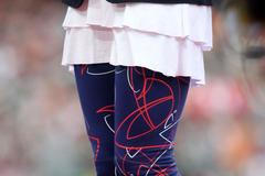 Zuzana Hejnová v holinách při medailovém ceremoniálu na OH 2012