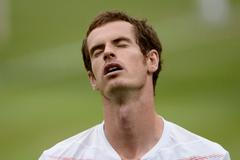 Britský tenista Andy Murray je zklamaný po prohraném utkání se Švýcarem Rogerem Federerem ve finále Wimbledonu 2012.