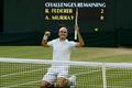 Švýcarský tenista Roger Federer se raduje z vítězství v utkání s Britem Andym Murraym ve finále Wimbledonu 2012.