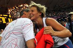 Barbora Špotáková slaví se svým trenérem Janem Železným po vítězství ve finále oštěpu na OH 2012