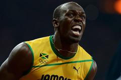 Usain Bolt se raduje z vítězství v závodu na 200 metrů na OH 2012