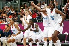 Francouzské basketbalistky slaví vítězství ve čtvrtfinále nad Češkami na OH 2012 v Londýně.