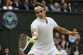 Švýcarský tenista Roger Federer odehrává míček na Srba Novaka Djokoviče během semifinále Wimbledonu 2012.