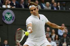 Švýcarský tenista Roger Federer odehrává míček na Srba Novaka Djokoviče během semifinále Wimbledonu 2012.