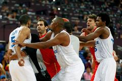 Nicolas Batum a jeho zákeřný úder do rozkroku