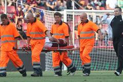 Zdravotníci odnášejí zraněného Marka Matějovského v utkání 6. kola Gambrinus ligy 2012/13 mezi Spartou Praha a Hradcem Králové.