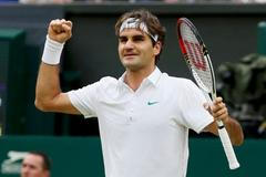 Švýcarský tenista Reger Federer se raduje z vítězství v semifinálovém utkání Wimbledonu 2012 se Srbem Novakem Djokovičem.