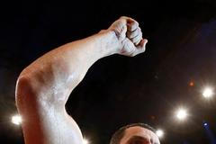 Vladimir Kličko slaví vítězství nad Tonym Thompsonem