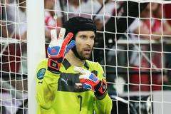 Český fotbalový brankář Petr Čech dává instrukce obraně v utkání skupiny A proti Polsku na Euru 2012