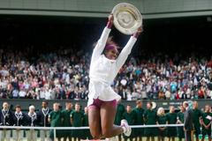 Americká tenistka Serena Williamsová slaví s trofejí vítězství ve Wimbledonu 2012.