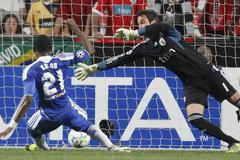 Salomon Kalou střílí gól v Lize mistrů do sítě Benfiky Lisabon