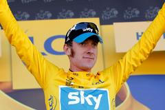 Britský cyklista Bradley Wiggins slaví už ve žlutém trikotu své vedení po sedmé etapě Tou de France.