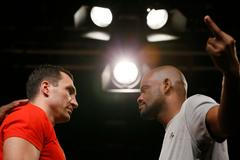 Ukrajinský boxer těžké váhy Vladimir Kličko pózuje s Američanem Tony Thompsonem během vážení ve švýcarském Bernu den před utkáním.