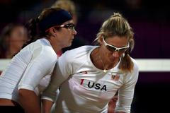 Americké plážové volejbalistky Kerri Walsh Jenningsová s Misty May-Treanorovou se radují z bodu nad Češkami na OH 2012 v Londýně.