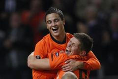 Holanďané Wesley Sneijder, Klaas-Jan Huntelaar a Wilfred Bouma slaví gól proti Švédsku