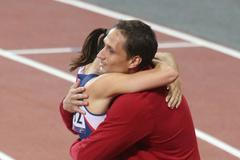 Česká překážkářka Zuzana Hejnová se po bronzovém finále OH 2012 v Londýně objímá s oštěpařem Vítězslavem Veselým.