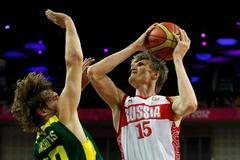 Ruský basketbalista Kirilenko střílí v utkání proti Litvě, olympijské hry v Londýně 2012