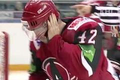 VIDEO Obránce Sokolov ztratil půl litru krve.