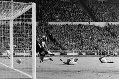 Byl to gól? Angličan Hurst rozhodl finále MS 1966 proti Německu sporným gólem