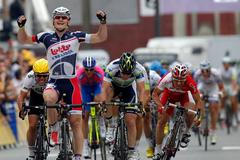 André Greipel slaví vítězství ve spurtu