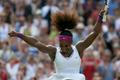 Americká tenistka Serena Williamsová se raduje z vítězství v semifinále Wimbledonu 2012 nad Běloruskou Viktorií Azarenkovou.