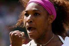 Americká tenistka Serena Williamsová v semifinálovém utkání Wimbledonu 2012 proti Bělorusce Viktorii Azarenkové.
