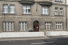 Betonové květináče na Praze 5